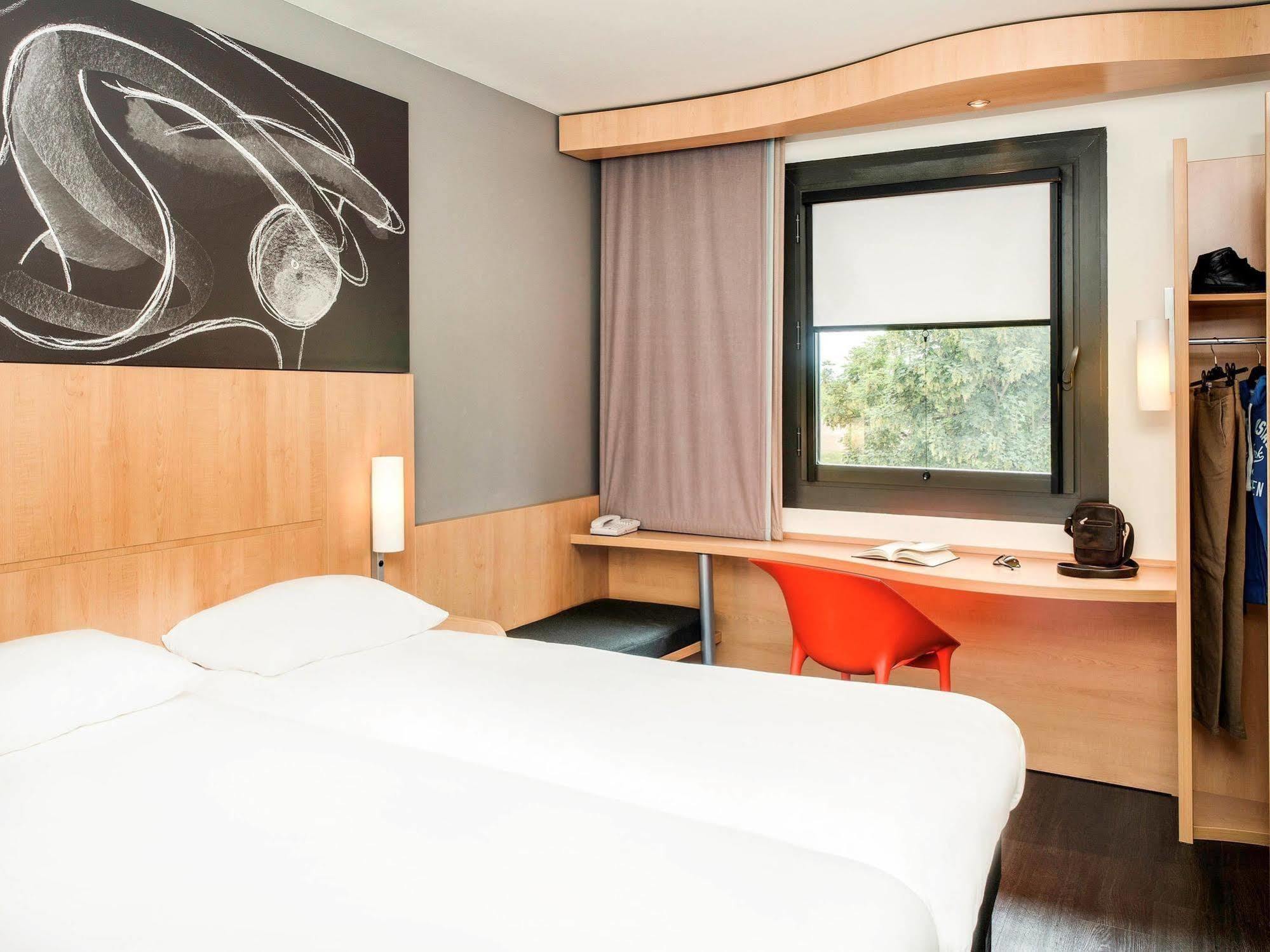 Hotel Ibis Montceau Les Mines Esterno foto